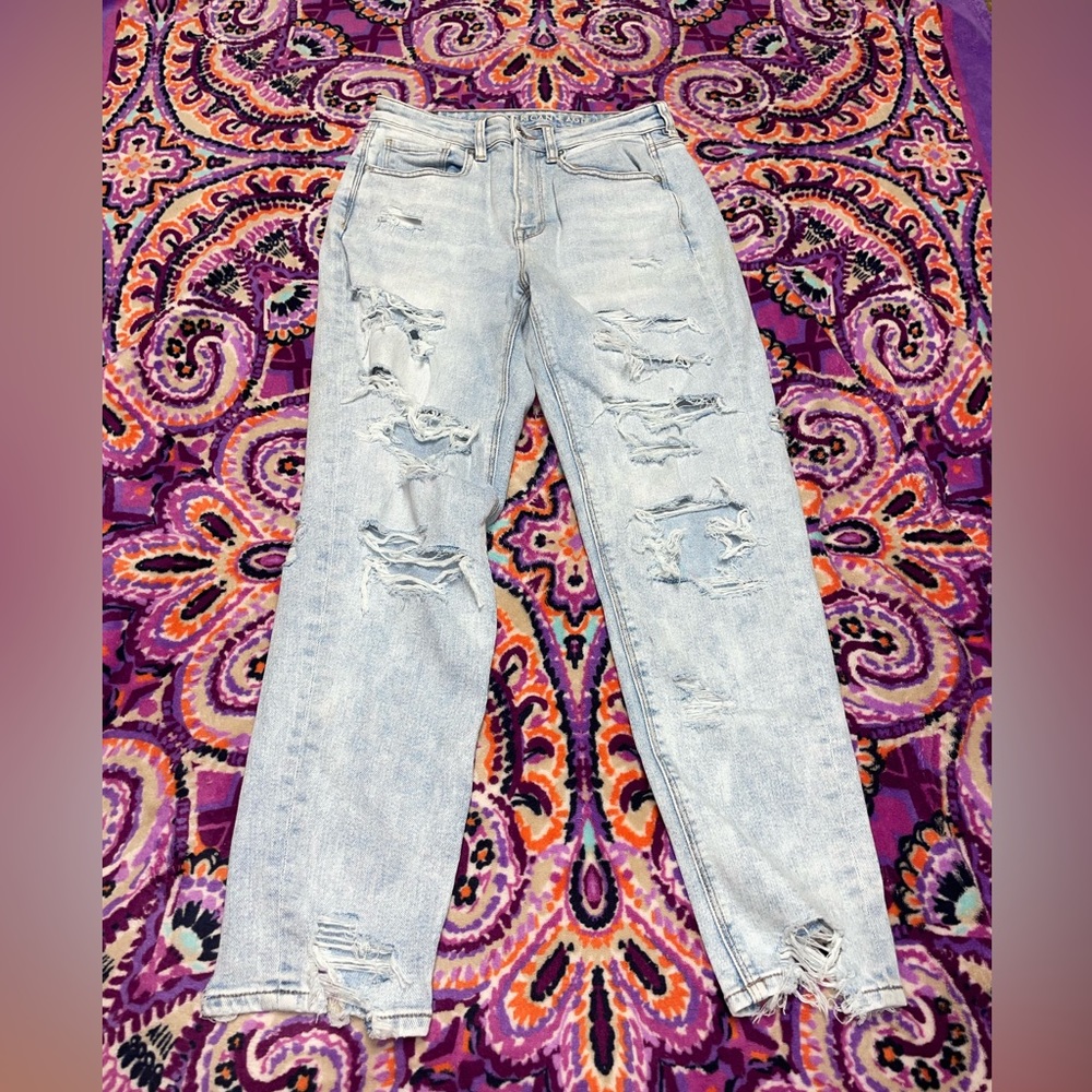 American Eagle ripped jeans. Size 6. Never worn.